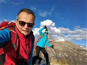 03 In vetta al Vaccareggio (1474 m) con Menna da sfondo 